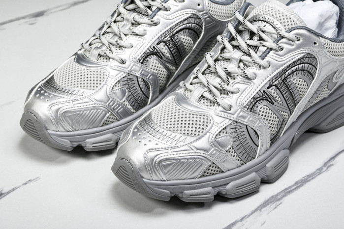 D designer sneaker
