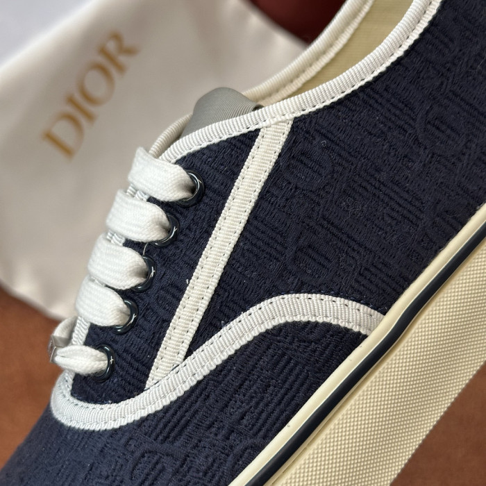 D designer sneaker