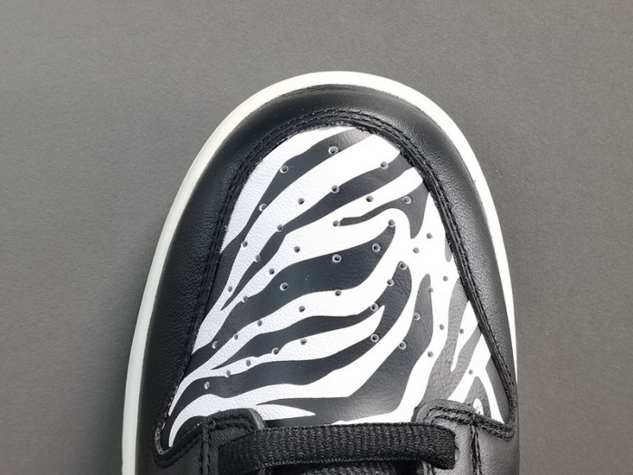 Quartersnacks x Nike SB Dunk Low Zebra DM3510-001