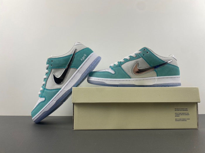 Dunk SDCAI*NIKE SB Low FD2562-400
