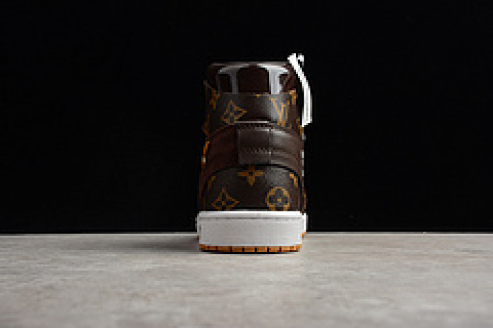 OFF–WHITE x Nike Air Jordan 1s(with case)