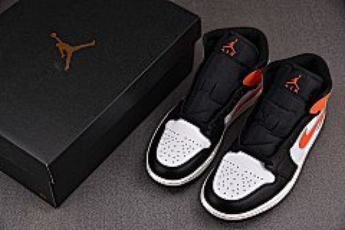 Air Jordan 1 Mid Black Toe Starfish DQ8426-801