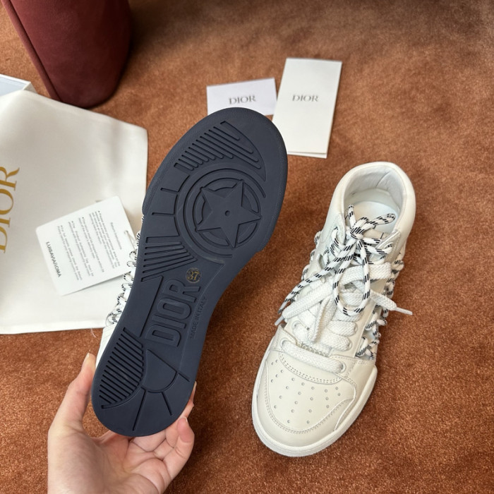 D designer sneaker