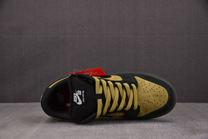 S x Nike SB Dunk Low “Camper Green” HQ8487-300