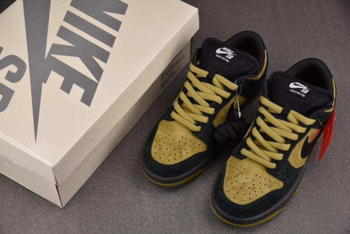 S x Nike SB Dunk Low “Camper Green” HQ8487-300