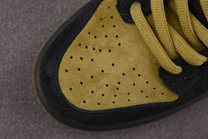 S x Nike SB Dunk Low “Camper Green” HQ8487-300