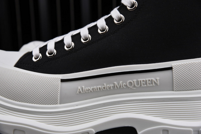 Alexander McQueen Boost black