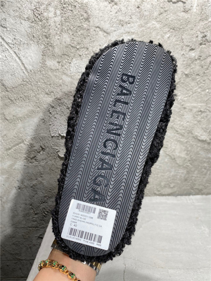 BLEN DESIGNER SLIPPERS