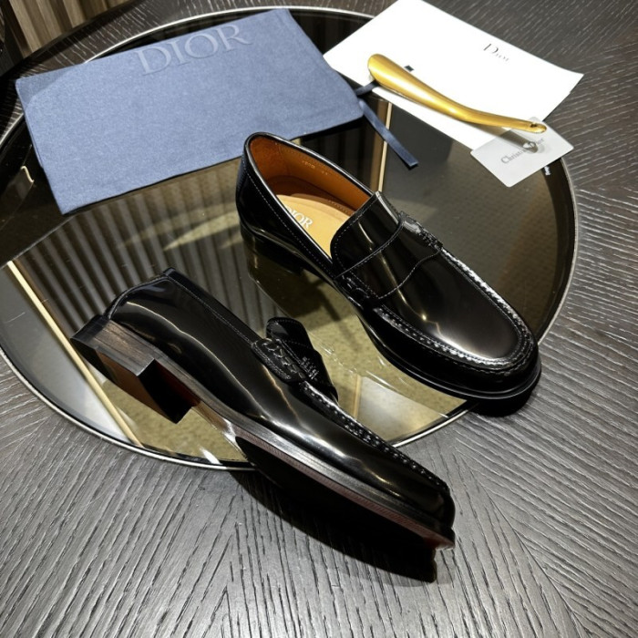 D designer sneaker
