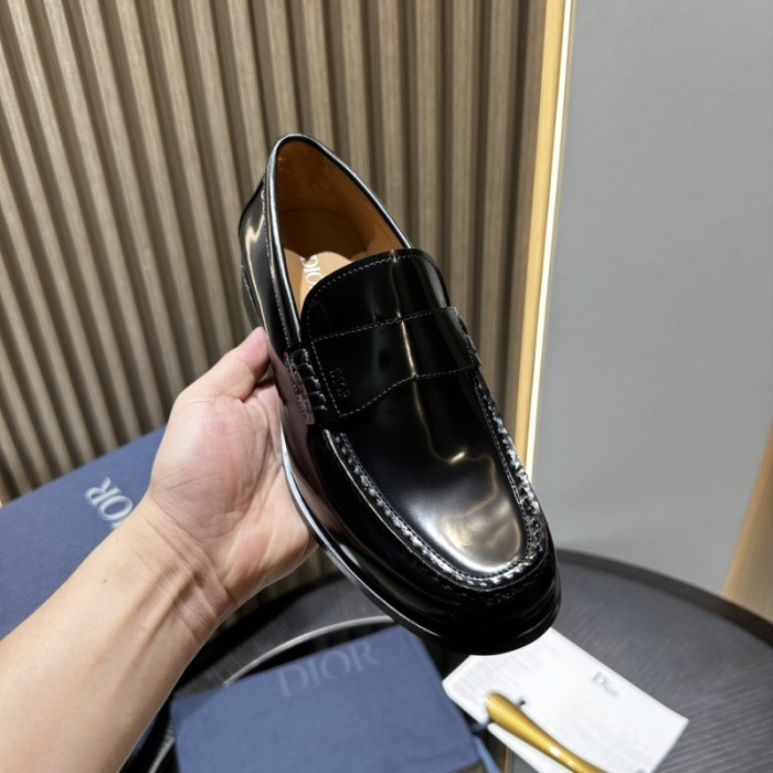 D designer sneaker