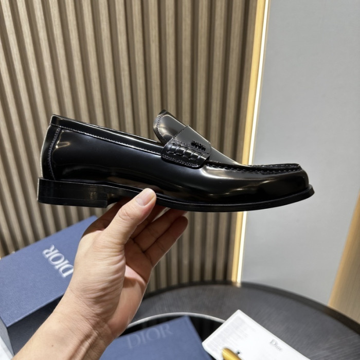 D designer sneaker