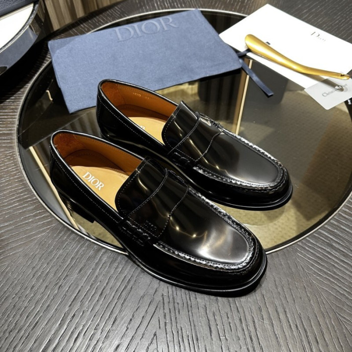 D designer sneaker