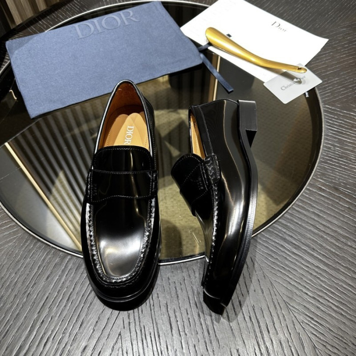 D designer sneaker