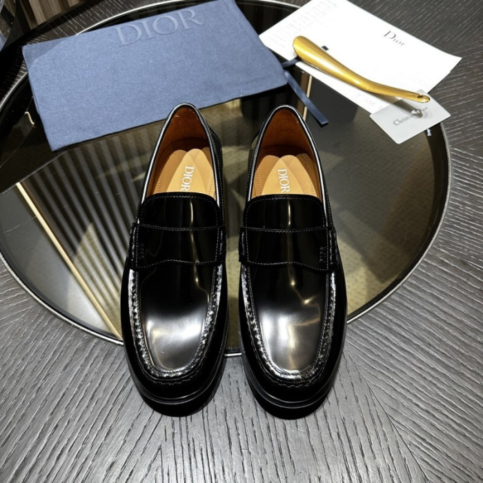D designer sneaker