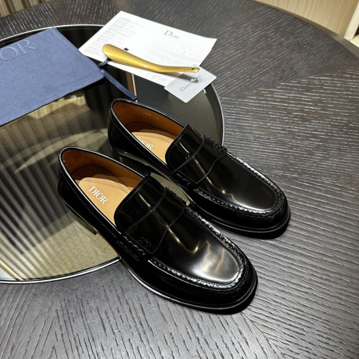 D designer sneaker