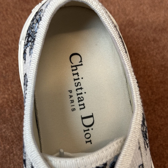 D designer sneaker