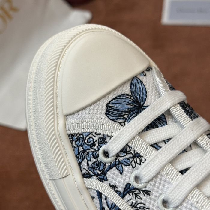 D designer sneaker