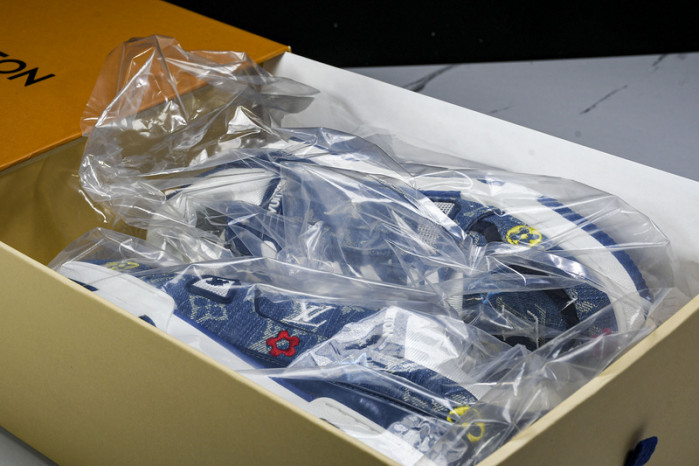 L&V SNEAKERS